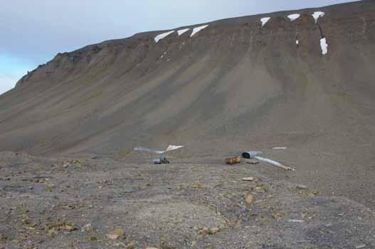 Det er også foreslått å plassere et toalett. Toalettet kan med fordel plasseres ved gruveinfrastrukturen inne ved fjellveggen.