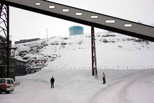 80 cm Indre vegg På restene av ei kai på Veidnes, Kongsfjord på Varangerhalvøya, har teistene slått seg ned i teistkasser.