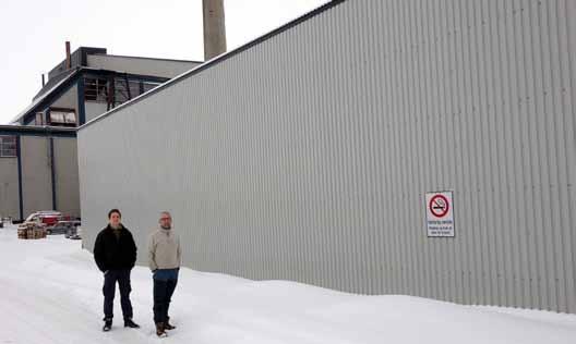 Illustrasjoner av flora og fauna på bygninger Langs Strandveien og veien forbi Sysselmannen, Svalbard bryggeri med flere, er det flere industribygg