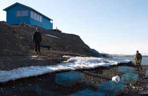 Vinterstid (blå farge) kan du gå herfra til Hiorthhamn eller langs fjæra nedenfor naustene i Sjøområdet.