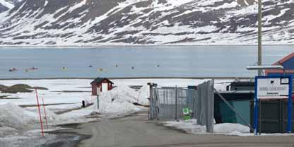 parallelt med Longyearelva ned i fjæra.