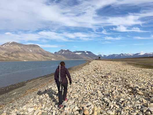 Gå på tur Å gå på tur er nesten en folkesport for mange i Longyearbyen. Gjennom året kan det bli mange «Byrunder». Kyststien har mye å by på.