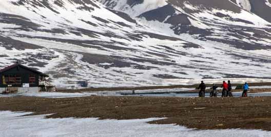 Visit Svalbard er prosjektansvarlig og har nå sørget for at bysykler kan lånes gratis hos Visit Svalbard /Turistinformasjonen i åpningstiden mellom kl 10.00 16.00 alle dager.