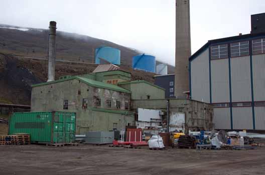 II Den gamle kraftstasjonen I 1920 bygde Stor Norske Spitsbergen Kulkompani en ny kraftstasjon i betong med rom til dampkjele, sal med to turbiner og sjøvanninntak.