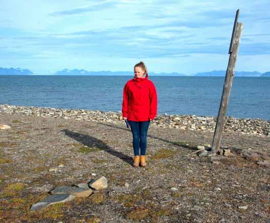 IX Grav Hotellneset På veien fra Laguna mot Vestpynten, etter den første hytta på høyre hånd, står en stolpe med havet i bakgrunnen. Dette er en gravplass.