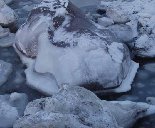 I gravens sørlige ende står en stein med et rektangulært tverrsnitt. Dette er en av flere graver på Svalbard som det ikke finnes noe detaljert informasjon om.