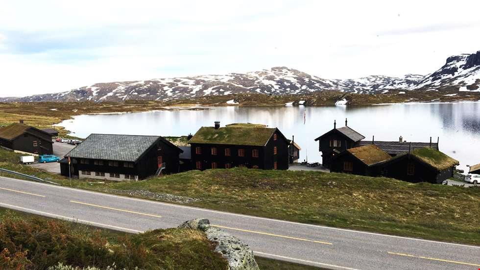 Haukeliseter fjellstue med E-134 foran i biletet og Ståvatn bak. 5.6 Songa Songa er eit vatn som er spesielt viktig for ferdsel. Det er inngangen til fjellet og Hardangervidda Nasjonalpark.