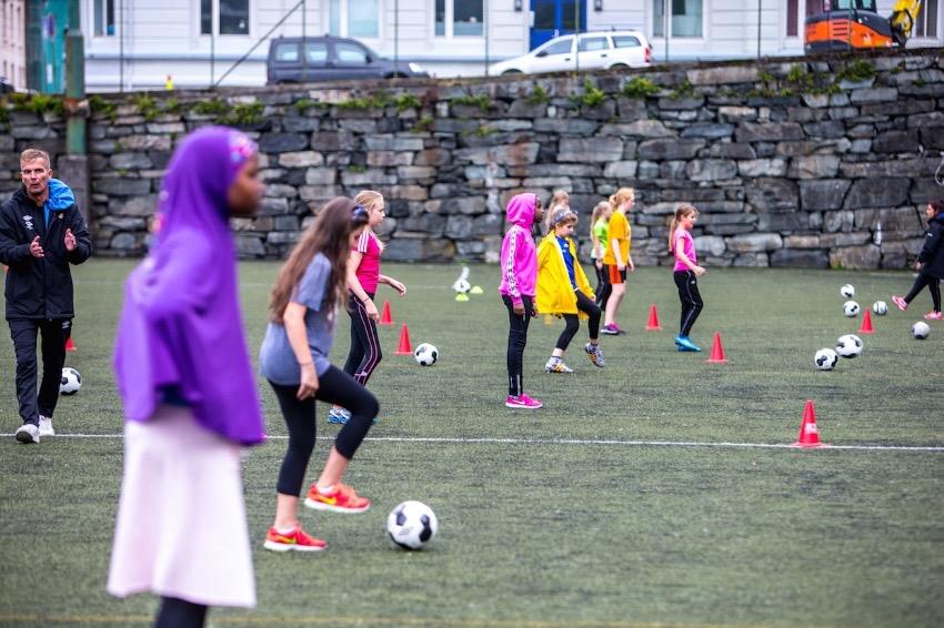 Hvorfor inkludering i idretten Styrke inkludering av barn, ungdom og voksne med flerkulturell bakgrunn gjennom deltakelse i ordinær idrettsaktivitet.