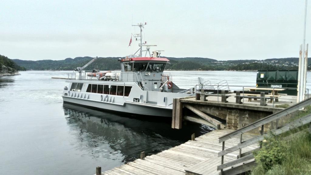 Foto viser Oscarsborgfergen (lengde ca 25 meter, bredde ca 6 meter) ved eksisterende kai. Foto viser mindre rutebåt som kan legge til ved flytebrygge.