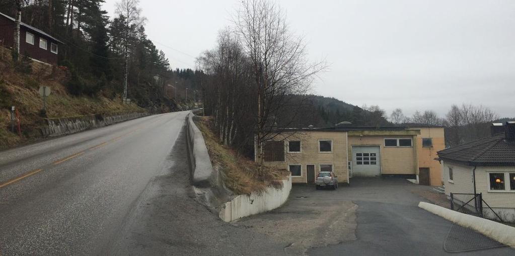 Området forbi fabrikken i nedre del av bakken er særlig utfordrende på grunn av liten bredde, og man har derfor sett på ulike løsninger for å smalne inn både veg og GS-veg noe, for å muliggjøre