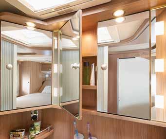 komfort på den minste plass: romslig dusjrom, mange praktiske fraleggingsplasser, stort speilskap og praktisk