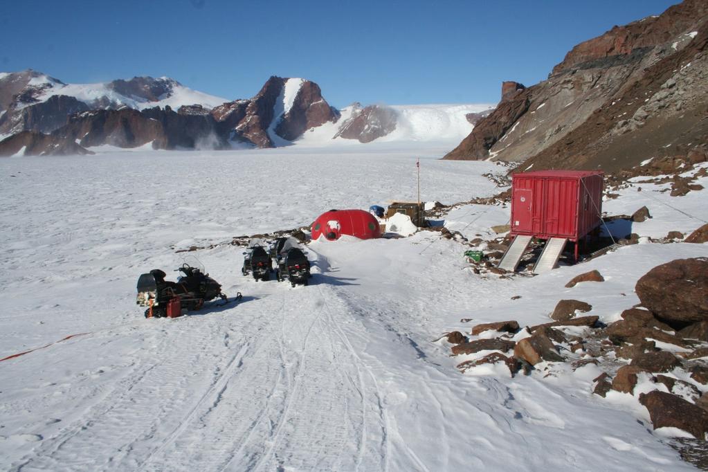 «Troll Airfield» Troll Airfield ble åpnet i februar 2005. Flystripen ligger i nærheten av den norske forskningsstasjonen Troll.