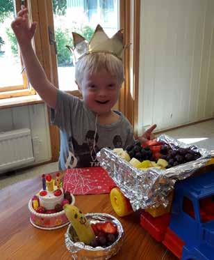 Mat i barnehagen Barnehagen serverer to måltider hver dag, lunsj og ettermiddagsmat. Frokost har -barna med selv.