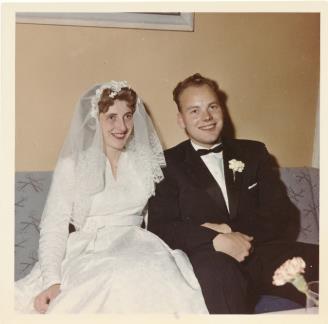 2) Det gikk en polioepidemi over hele landet Gunnar og Kristian var på fiske (?) i Lofoten og det var her de ble smittet og lå på sykehus. Gunnar og Brynhilds bryllup i 1961.