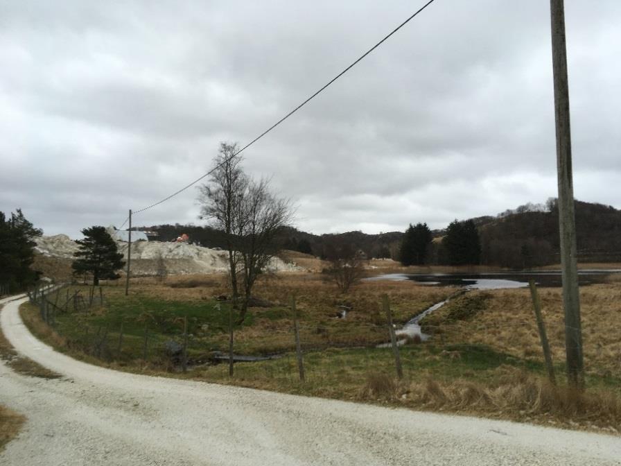 Tittel : Masseuttak på Hellvik Side : 8 av 15 3. Beskrivelse av planområdet-dagens situasjon Landskap Det meste av planområdet er i dag et etablert masseuttak og består derfor av fjell, stein og grus.