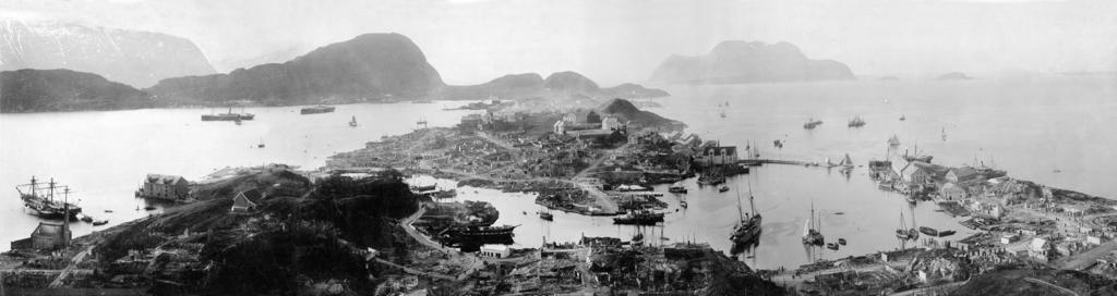 Ålesund hadde gradvis utvikla seg til det mest dynamiske fiskerisenteret i Norge. Men 23. januar 1904 vart byen råka av ein av dei verste brannkatastrofane i nyare norsk historie. Ca.