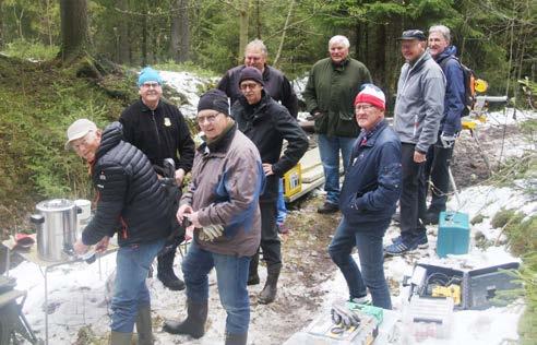 Det lå fortsatt noe snø på byggeplassen ved Bronås-setra (Skihytta), men nødvendig utstyr ble båret fram, rigget og