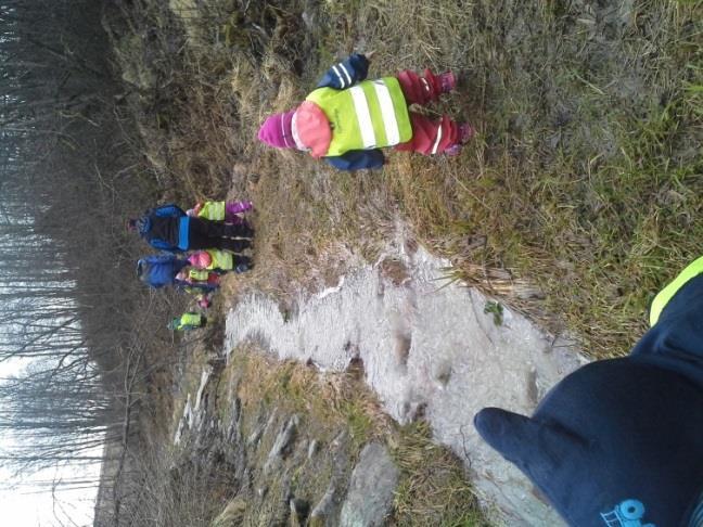 RAMMEPLANEN MÅL FOR MÅNEDEN DETTE GJØR VI Kommunikasjon, språk og tekst: Både den non verbale og den verbale kommunikasjonen er viktig for å utvikle et godt muntlig språk.