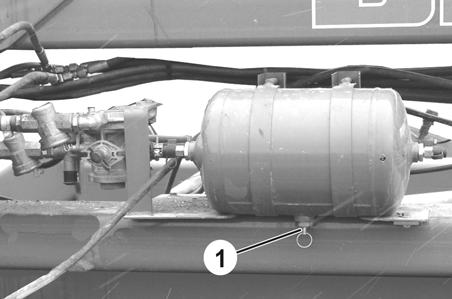 Rengjøring, vedlikehold og service 12.4.1 Drenere luftbeholderen 1. La traktormotoren gå til trykkluftbeholderen har fylt seg opp (ca. 3 min.). 2.