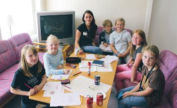 Rekordstort Etter Skoletid i Misjonskirken Tegning er gøy på Etter Skoletid. Her sitter Michaela med flere av barna... Høsten er kommet og vi er igjen i gang på Etter Skoletid i Herøya Misjonskirke.