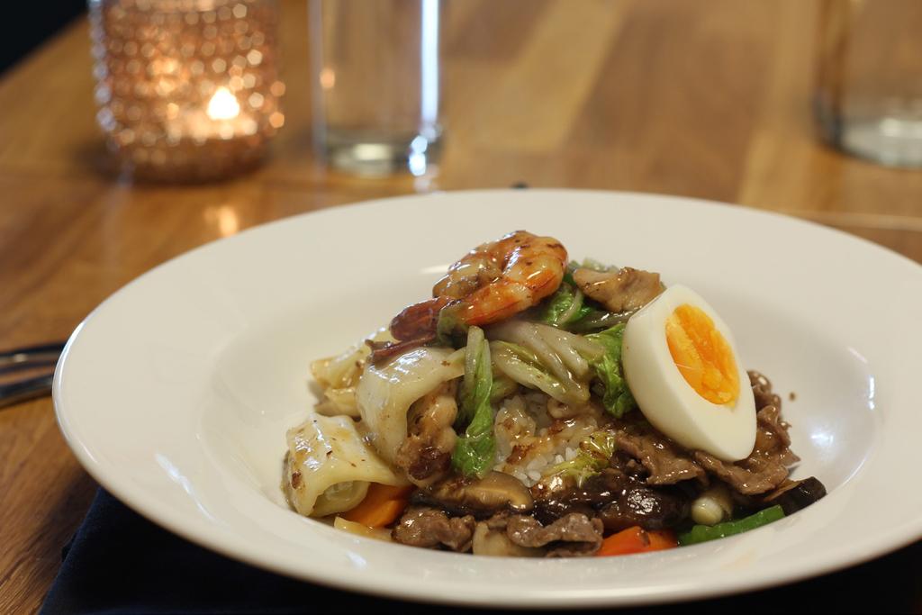 donburi saus, servert med crispy tempura,  Beef marinated in donburi sauce served with