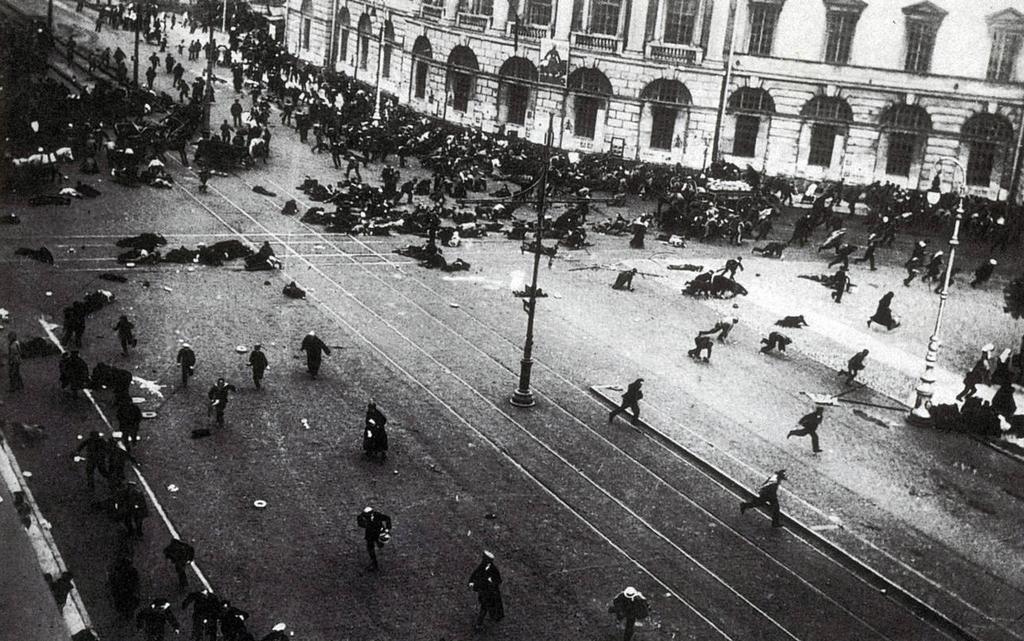 MEDIEHISTORISK TIDSSKRIFT NR. 2 2017 (Nr. 28) 19 Berømt fotografi fra Petrograd (dagens St. Petersburg), 4 juli, 1917.