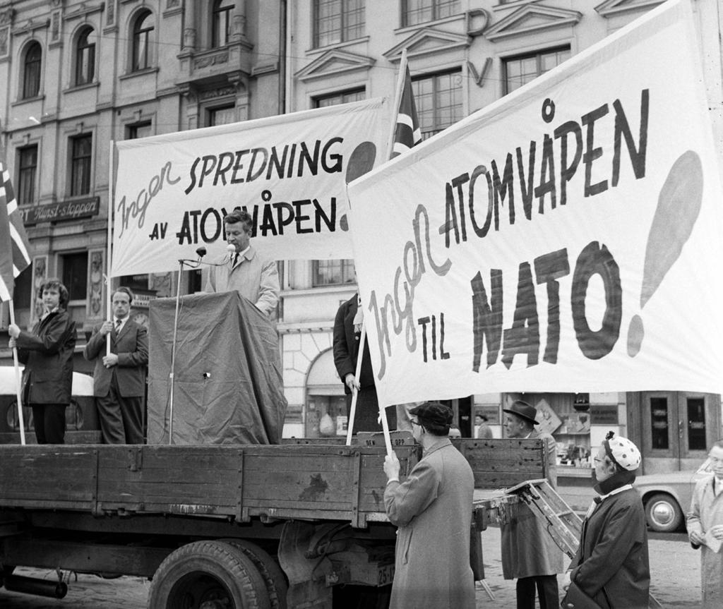 26 MEDIEHISTORISK TIDSSKRIFT NR. 2 2017 (Nr. 28) Oslo, Stortorget, 08.05.1962, demonstrasjon mot atomvåpen. (Foto: Dagbladet/Norsk Folkemuseum) sjonære eksempel.