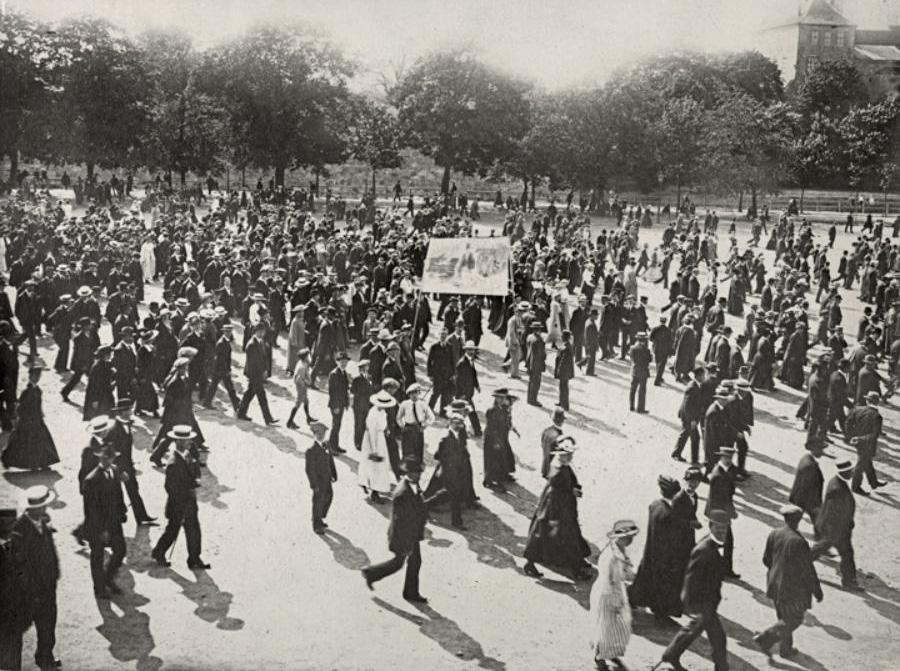 MEDIEHISTORISK TIDSSKRIFT NR. 2 2017 (Nr. 28) 83 Demonstrasjon mot matmangel og dyrtid på Akershus festning i 1917. (Foto: Ukjent) revolusjonen i Russland gav et kraftig skyv i samme retning.