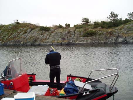 Figur 4.. Såstein EX, Dyp 16.11.2009. NIVAs båt ligger ved brygga i kanalen på Såstein.