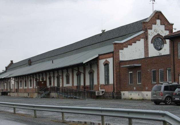 omringet av jernbanelinjen som svinger vest og sørover fra Drammen stasjon. Det historiske kartet fra 1900 viser at området ble utbygget etter at jernbanelinjen var etablert.