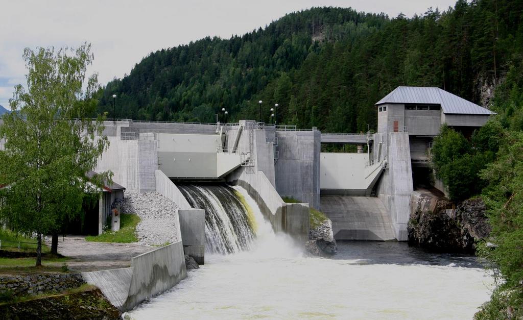 Vannkraft i Norge Kort oversikt Ca 1550 vannkraftstasjoner, Samlet kapasitet: Midlere produksjon Lagringskapasitet 330 > 10 MW 32 000 MW 132 TWh i normalåret 84 TWh (50% of Europas total) 96% av
