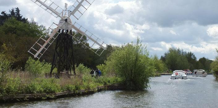 Norfolk Broads Kanalbåt i England Norfolk Broads Norfolk Broads i England er kjent for storslått natur og skjønnhet og en paradis for fugler og dyreliv.