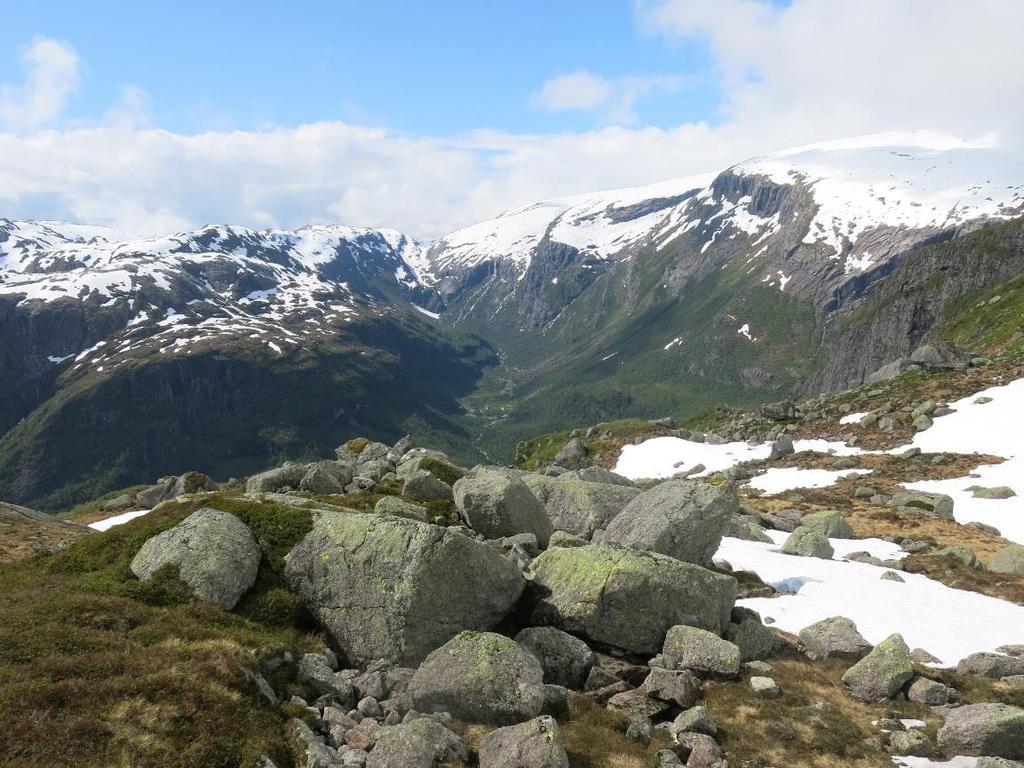 helikopterlandingsplass i fjellsida over