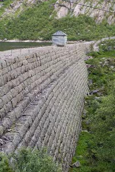 I 1955 vart heile den søndre dammen i Valedalsvatnet støypt att og fuga, og sju stolpar ved linjeinntaket ved damhuset vart skifta etter ein storstorm.