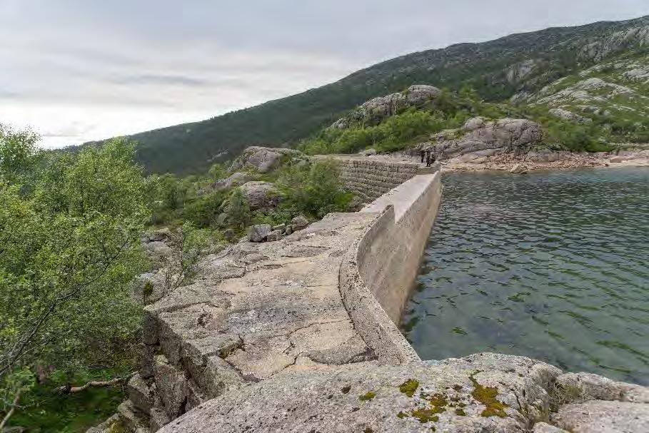 Venstre: Valedalsdammen nordre del med lukehus og rekkverk. Høgre: Valedalsdammen med overløp og kanal. Foto: Harald Hognerud/NVIM. Arkivnr. VKf-153 og VKf-174 Røyrgater Røyr 1 er 764 meter langt.