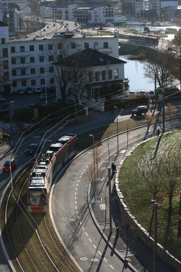 Traseen Et åpent, lesbart system markering av traséen: hvit linje / differensierte dekker markering av overganger / kryss nedsenkede