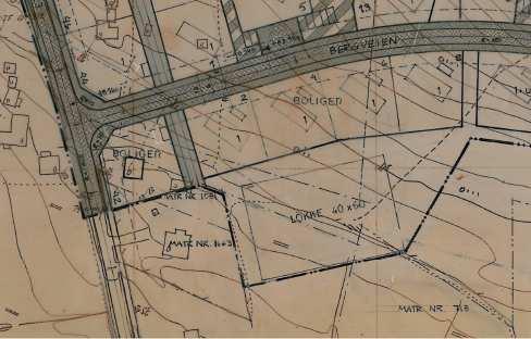 Området hører inn under reguleringsplan av 1973 for sør- og øst for barnehjemmet, og omsøkte areal er i planen avsatt som friområde/ lekeområde.