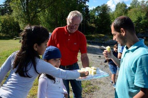 FØRSTEKLASSES BAKST: Jan Aubert fra Sandefjord-Øst Rotaryklubb serverte kake
