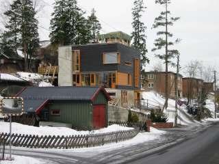 Bebyggelsen domineres av toetasjes trehus med saltak. Det omsøkte hus bryter fullstendig med denne karakter.