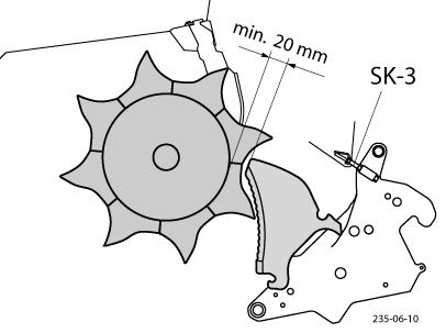 Knivsystem Kontroll av avstanden mellom knivene og pressrotoren Avstanden mellom knivene og pressrotoren må være minst 20 mm. - Still inn stoppeskruen (SK-3) tilsvarende. bis Baujahr 2006 Kontroll 1.