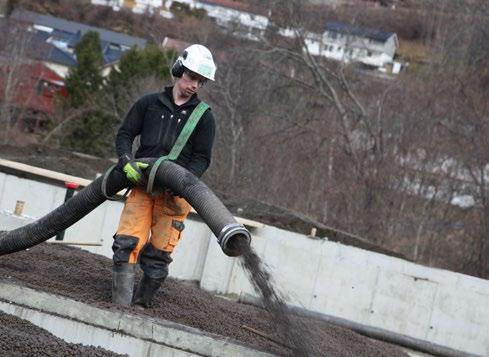 Fotos: Fosslia skole, Stjørdal. Entreprenør HENT AS. 1000m 3 Leca Lettklinker blåst på plass. 3. Gulv på grunn 3.