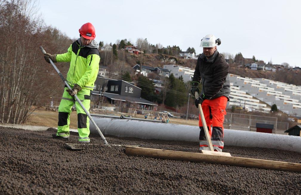 Avretting med laser og asfaltrive gjøres etterhvert som Leca blåses på plass.