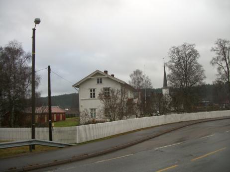 To generasjoner skoler hvorav den ene har huset kommunestyrelokaler, med omgivelsene intakt, og beliggende i nærheten av kirka. Lokalsamfunn i et nøtteskall (Matrand skole i Eidskog).