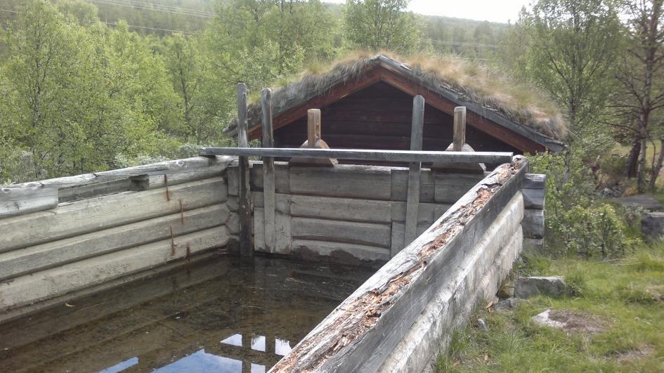 Kvenna i Kvita, Folldal Bekkekvern med «kanalsystem» intakt (holdt ryddig og åpen), vannbasseng av tømmer, kvernhus og kvernkall. Restaurert over en periode fram til 1990.