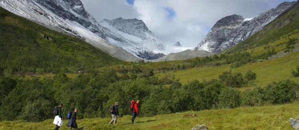 Visit Lyngenfjord Vil utvikle et mer miljøvennlig og bærekraftig reiseliv Vi som destinasjonsselskap sertifiserer oss ikke bare