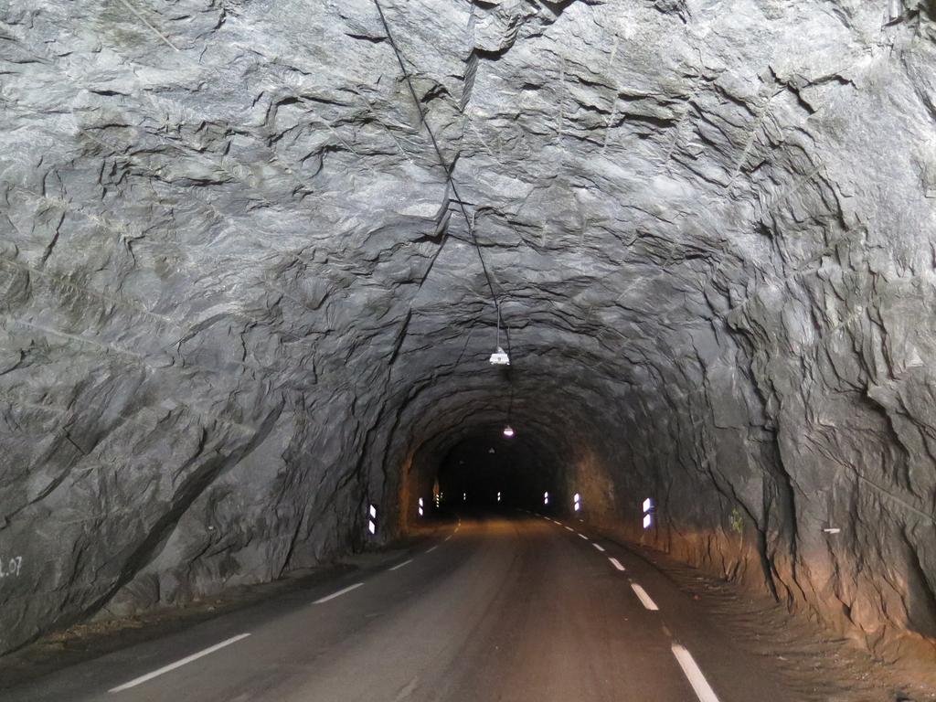 Foto 8[DG_4259]: Tatt mot nord i eksisterende Eiavatn tunnel. Foto er tatt vest for ~pel 38250. Det er god kontur og forholdsvis massiv berggrunn.