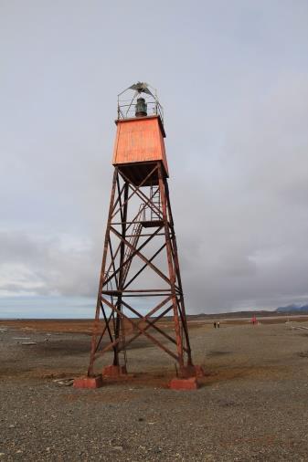 Norsk Polarinstitutt er utførende organ for Kystverket i tilknytning til fyr- og merketjenesten på Svalbard, og vil søke Sysselmannen om nødvendige tillatelser til helikopterlandinger.