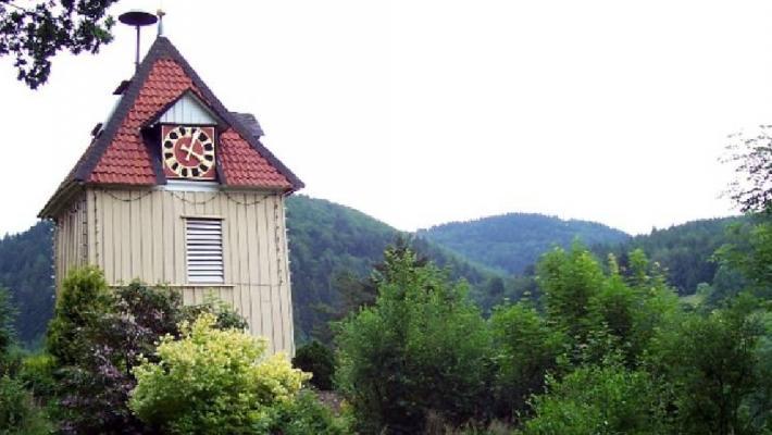 Den lille byen ligger blandt skog, daler og fjell og her kan dere virkelig utforske den rene luften og de vakre omgivelsene.