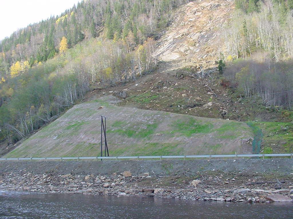 Laboratorieserien, rapport nr. 114 10 4.3 Sikring av skråning i løsmasser Etter raset ble skråningen liggende veldig utsatt til for erosjon i de finsandholdige massene.