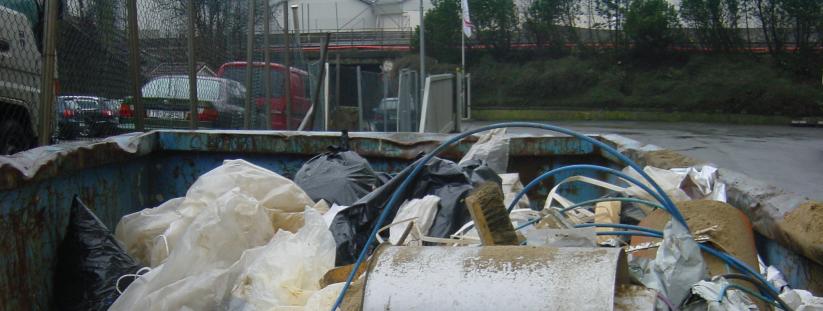 Container for restavfall innehold også minst en sprayboks.